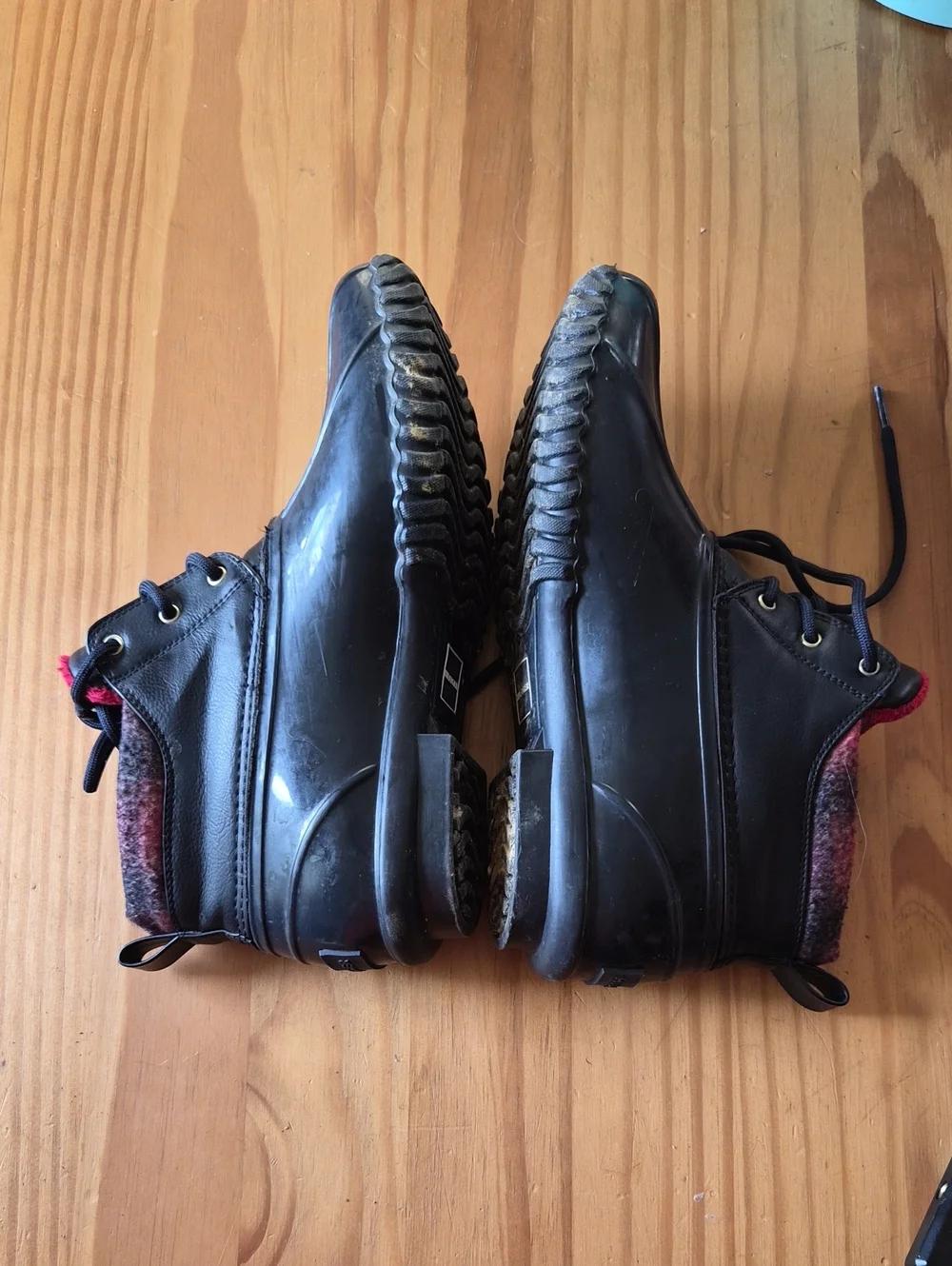 Tommy Hilfiger Waterproof Ankle Duck Boots 9womens with Red Lining